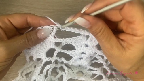 Create Your Own Trendy Crochet Women's Poncho – A Step-by-Step Guide