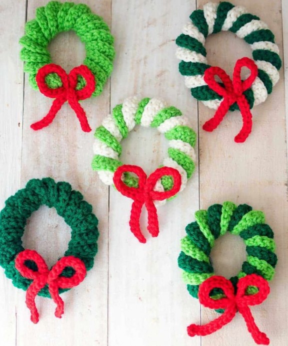 Crochet Mini Christmas Wreath (Free Pattern)