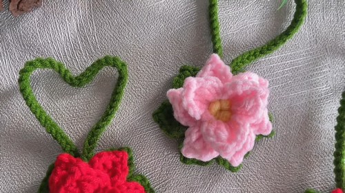 Create a Charming Crochet Mini Poinsettia Flower Keychain for the Holidays