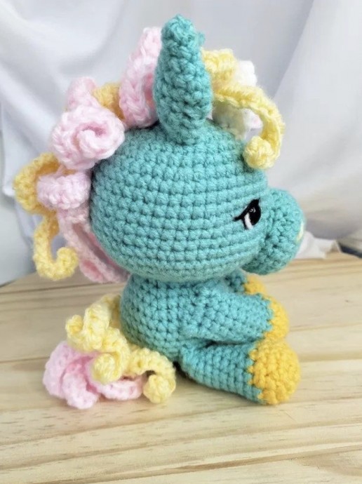 Crochet a Unicorn (Free Pattern)