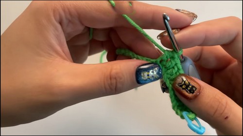 Create Your Own Stunning Crochet Pouch With Raised Bow – A DIY Craft Project