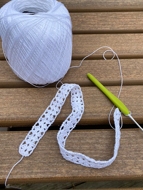 Elegant Crochet Lacey Headband Tutorial: A Step-By-Step Guide to Fashionable Hair Accessories
