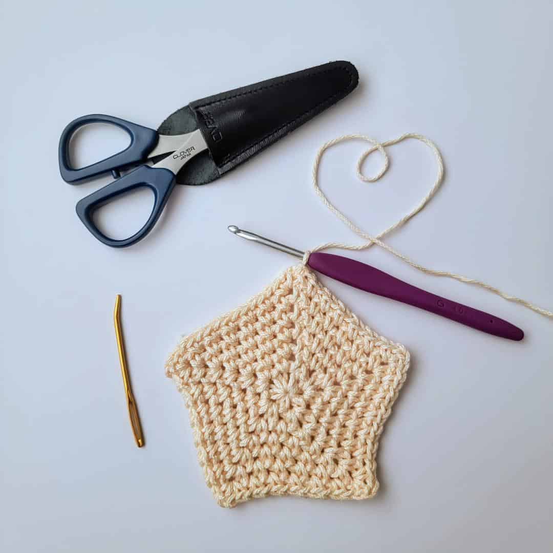 Crochet Parol Coasters: A Charming Addition to Your Home Decor with Easy Pattern Instructions