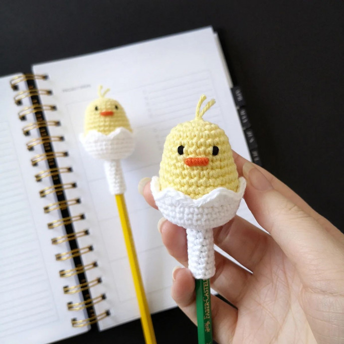 Create Your Own Adorable Crochet Chick Pencil Topper – Easy and Fun Project