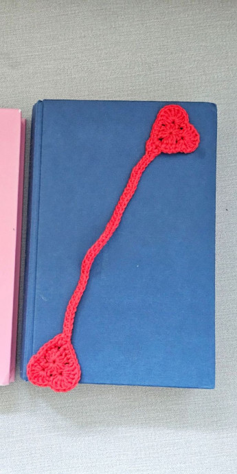Create Your Own Adorable Crochet Heart Bookmarks: A Step-by-Step Guide
