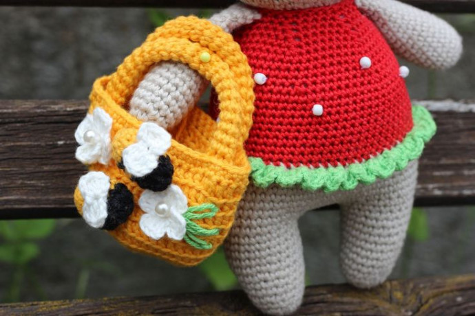 Create an Adorable Crochet Doll's Handbag with Detailed Instructions Create an Adorable Crochet Doll's Handbag with Detailed Instructions