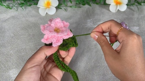 Create a Charming Crochet Mini Poinsettia Flower Keychain for the Holidays