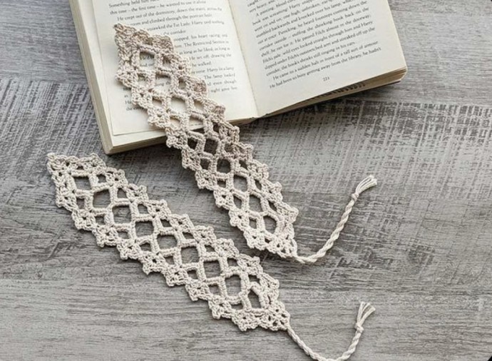 Crochet Lace Bookmark Pattern (FREE)