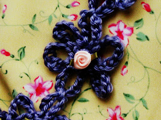 Elevate Your Style with a Charming Crochet Flower Collar – DIY Guide