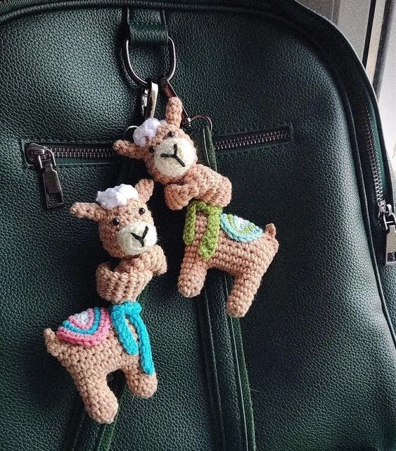 Create Your Unique Long-Necked Alpaca Bag Charm with Crochet Techniques Create Your Unique Long-Necked Alpaca Bag Charm with Crochet Techniques