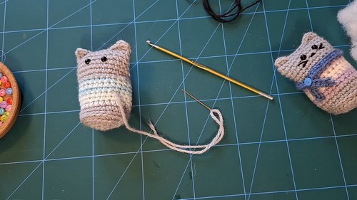 Create a Charming Amigurumi Cat with a Cozy Scarf - A Whimsical Crochet Project