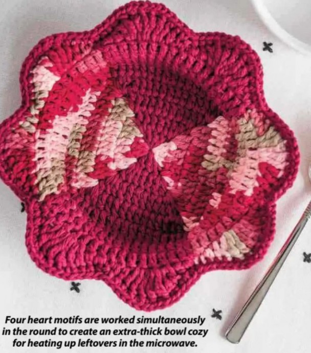 Crochet Heart­warm­ing Mi­crowave Bowl Cozy