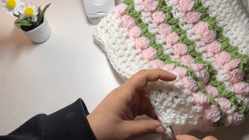 Create Your Own Adorable Crochet Tulip Makeup Bag with This Easy Step-by-Step Guide