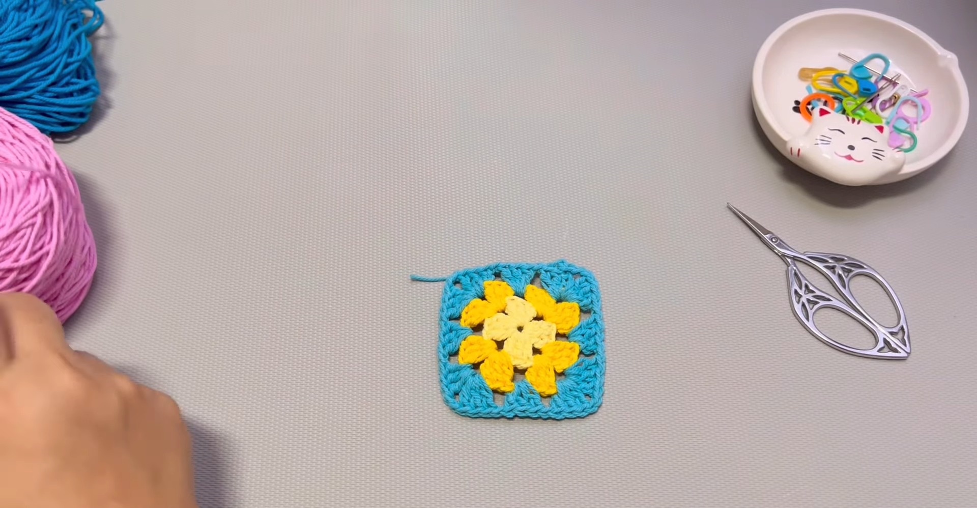 Create a Beautiful Crochet Granny Square Tote Bag: A Step-by-Step Guide to Handmade Crafting