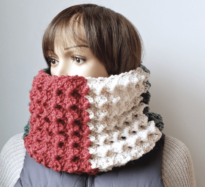 Crochet Candy Cane Twist Cowl (Free Pattern)