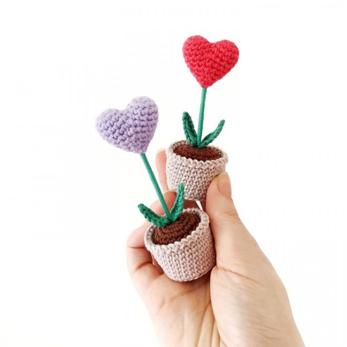 Create a Charming Crocheted Amigurumi Heart in a Pot: A Step-by-Step Guide