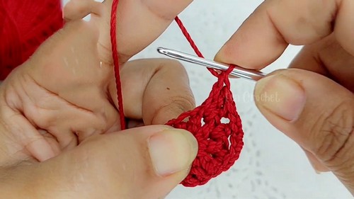 Create Your Own Adorable Crochet Mini Strawberry Pouch – A Step-by-Step Guide