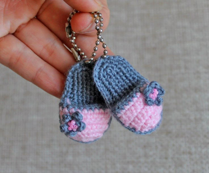 Crochet Keychain Slippers: Step-by-Step Guide with Materials and Instructions Crochet Keychain Slippers: Step-by-Step Guide with Materials and Instructions
