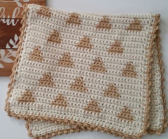 Crochet Triangle Print Fingertip Towel – Free Crochet Pattern