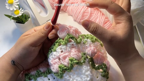 Create Your Own Adorable Crochet Tulip Makeup Bag with This Easy Step-by-Step Guide