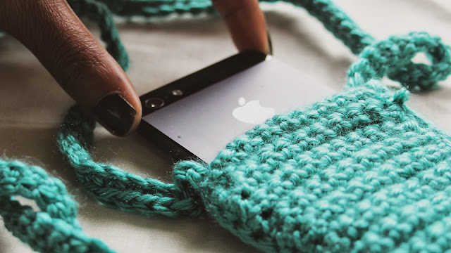 Create Your Own Crochet Fringe Cellphone Holder - Trendy and Practical Accessory