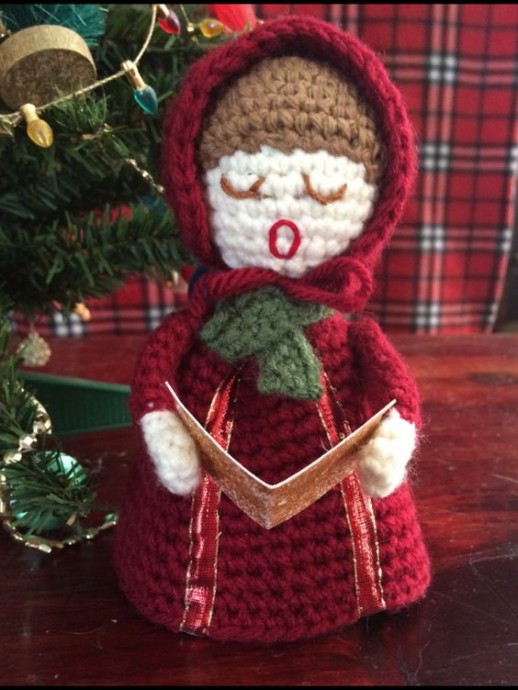 Crochet Mini Tree Topper Carol-er