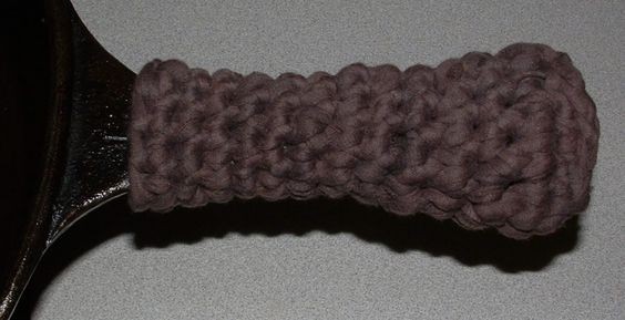 Create a Charming Handmade Crochet Pot Handle Cover with T-Yarn - Free Pattern Included Create a Charming Handmade Crochet Pot Handle Cover with T-Yarn - Free Pattern Included