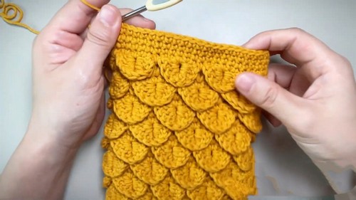 Create a Stunning Crochet Dragon Scale &amp; Crocodile Stitch Phone Pouch for Your Mobile Device