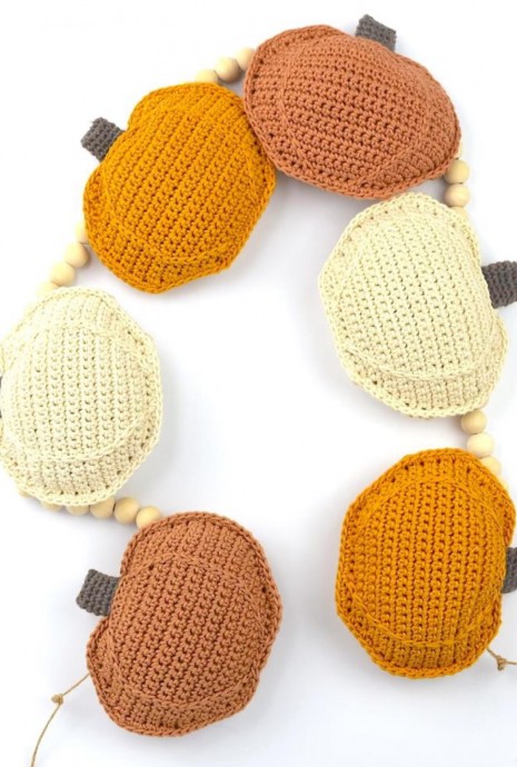 Create a Beautiful Crochet Farmhouse Pumpkin Garland for Your Fall Home Decor Create a Beautiful Crochet Farmhouse Pumpkin Garland for Your Fall Home Decor
