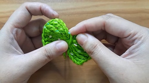 Create a Beautiful Crochet Bow: A Step-by-Step Guide to Adding Elegance to Your Projects