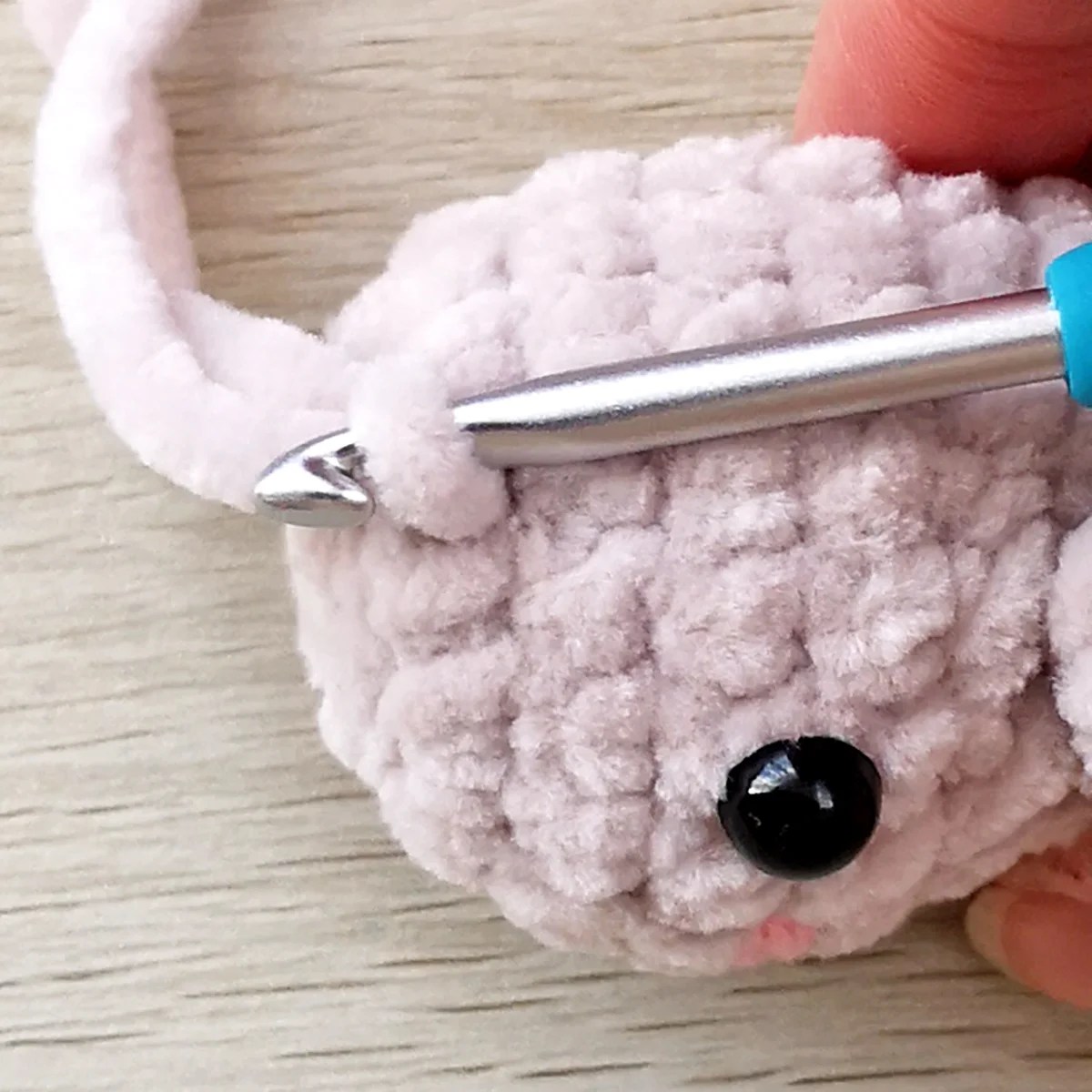 Create a Lovable Crocheted Mouse with This Step-by-Step Guide
