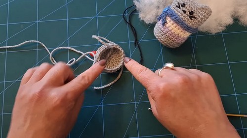 Create a Charming Amigurumi Cat with a Cozy Scarf - A Whimsical Crochet Project