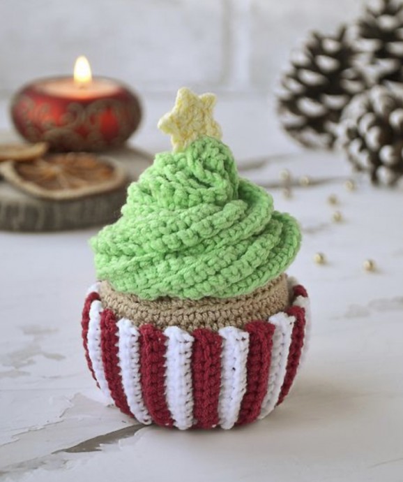Free Crochet Pattern: Christmas Tree Cupcake
