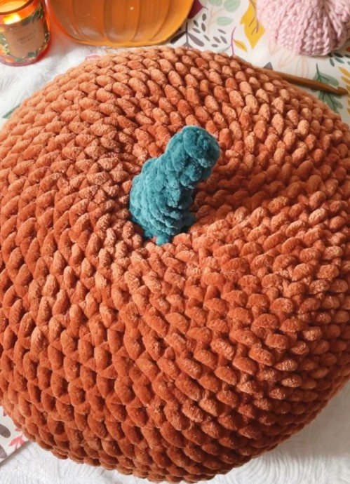 Crochet Pumpkin Cushion (Free Pattern)