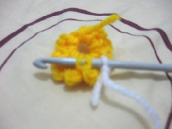 Create Your Own Charming Crochet Daisy Rug for a Cozy Home Atmosphere