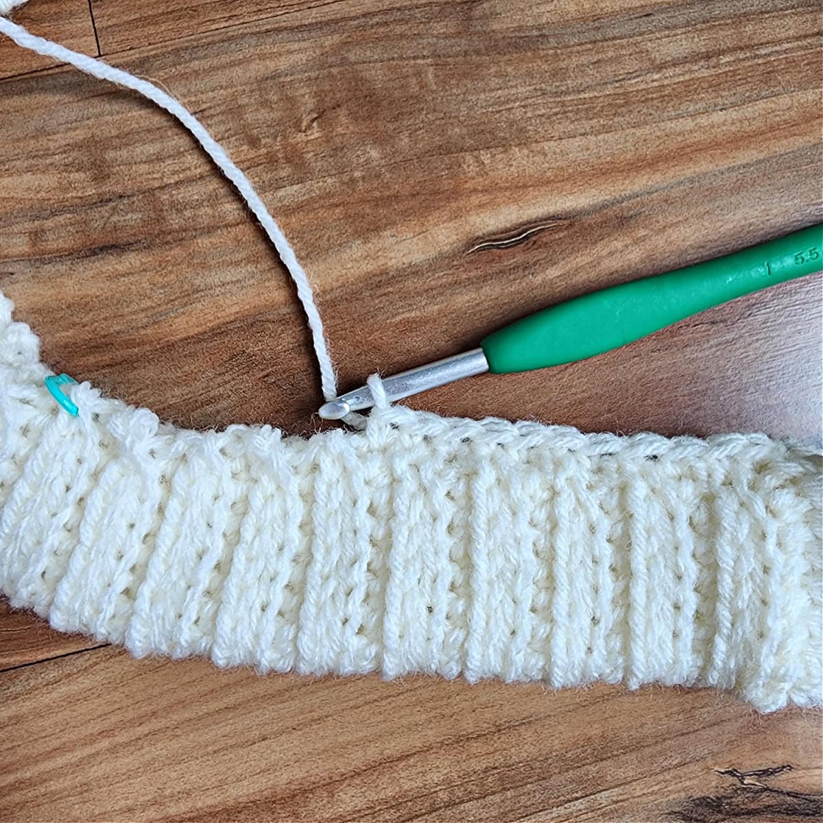 Cozy and Stylish Crochet Aurelia Cowl &ndash; Your Perfect Winter Accessory