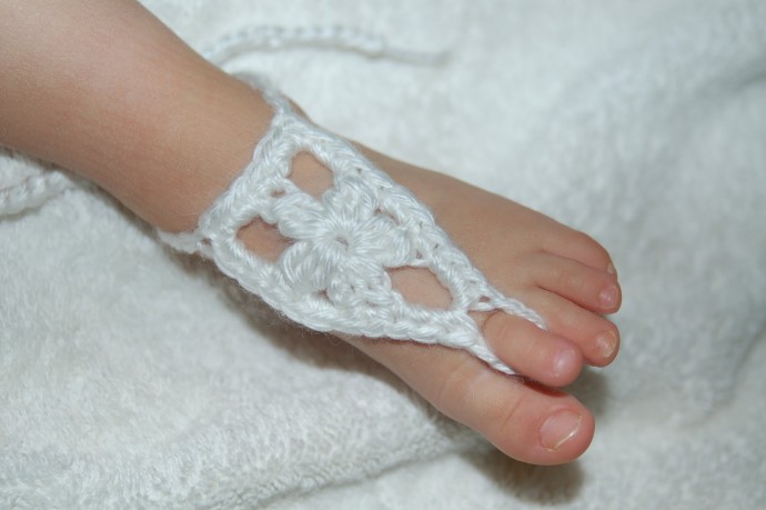 Crochet Baby Flower Barefoot Sandals - Adorable Accessories for Tiny Feet Crochet Baby Flower Barefoot Sandals - Adorable Accessories for Tiny Feet