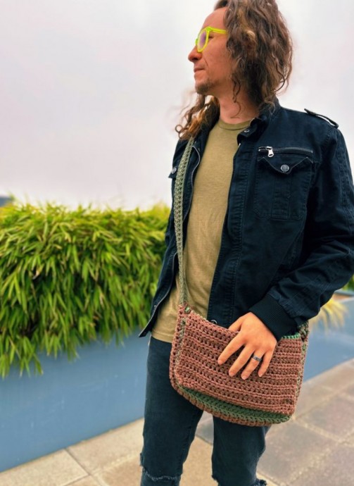 Discover the Stylish Crochet Messenger Bag: A Perfect Blend of Fashion and Functionality
