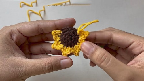 Create a Beautiful Crochet Mini Flower Bouquet Keychain - A Step-by-Step Guide