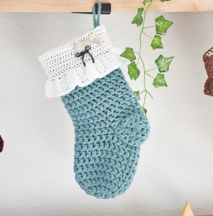 Create Adorable Rustic Ruffle Stockings for Christmas Celebrations Create Adorable Rustic Ruffle Stockings for Christmas Celebrations