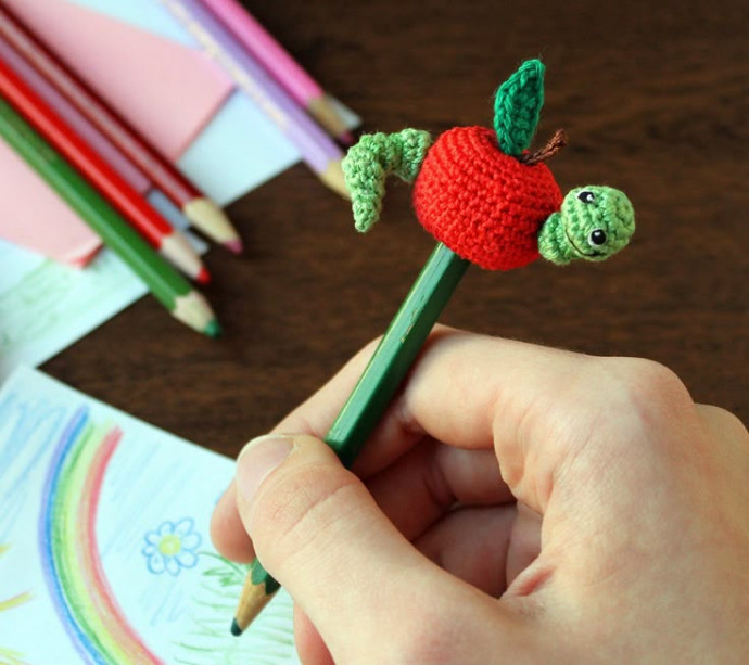 Create Whimsical Crochet Apple and Worm Pencil Decor for Your Workspace Create Whimsical Crochet Apple and Worm Pencil Decor for Your Workspace