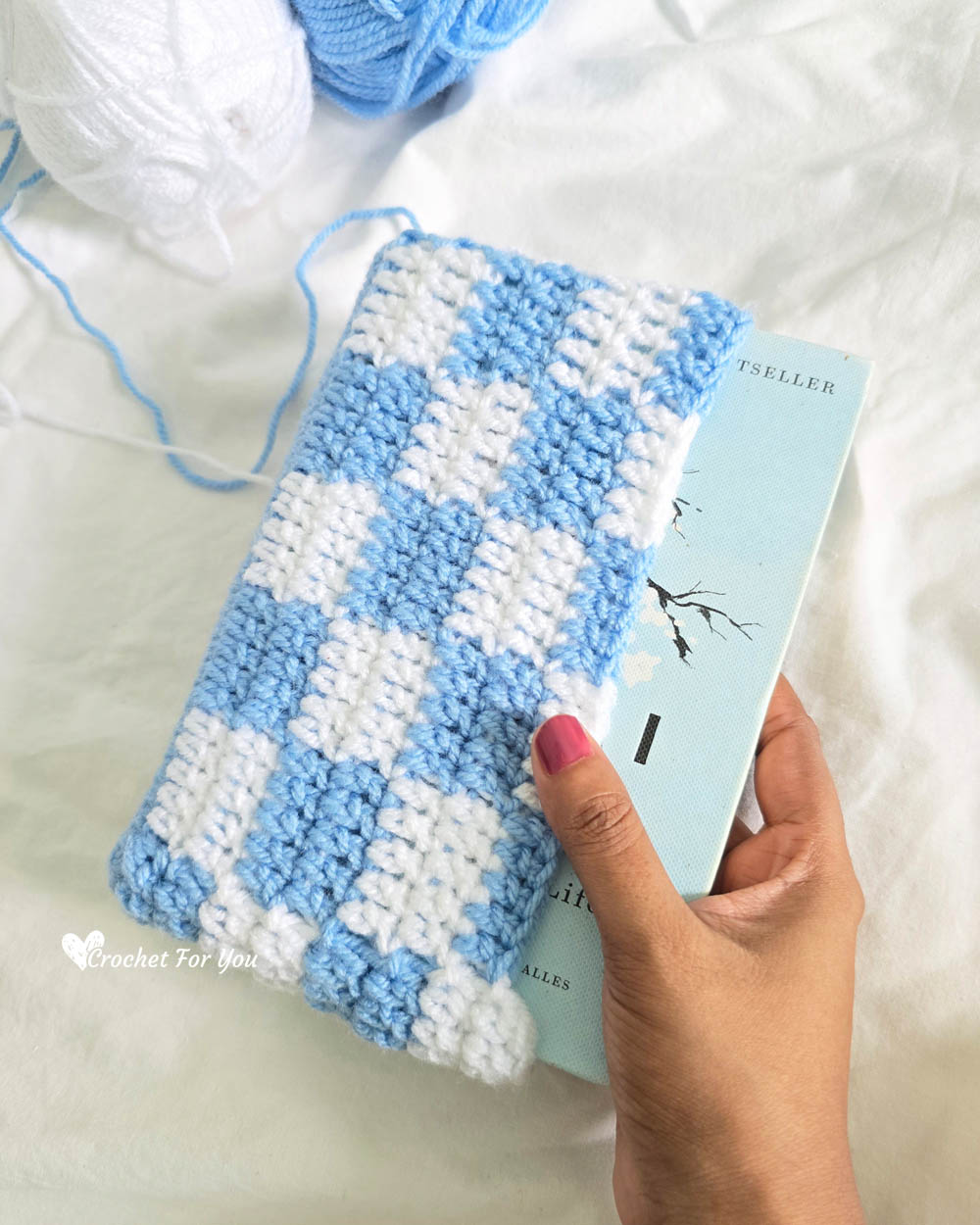 Create a Cozy Crochet Checkered Book Sleeve &ndash; Stylish Accessory for Book Lovers