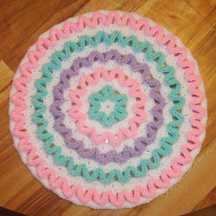 Crochet A Round Wiggles Pillow
