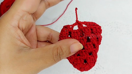 Create Your Own Adorable Crochet Mini Strawberry Pouch – A Step-by-Step Guide