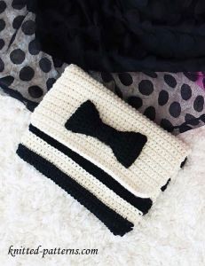Create Your Own Adorable Crochet Striped Bow Clutch - A Trendy Accessory for Every Occasion
