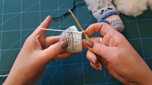 Create a Charming Amigurumi Cat with a Cozy Scarf - A Whimsical Crochet Project