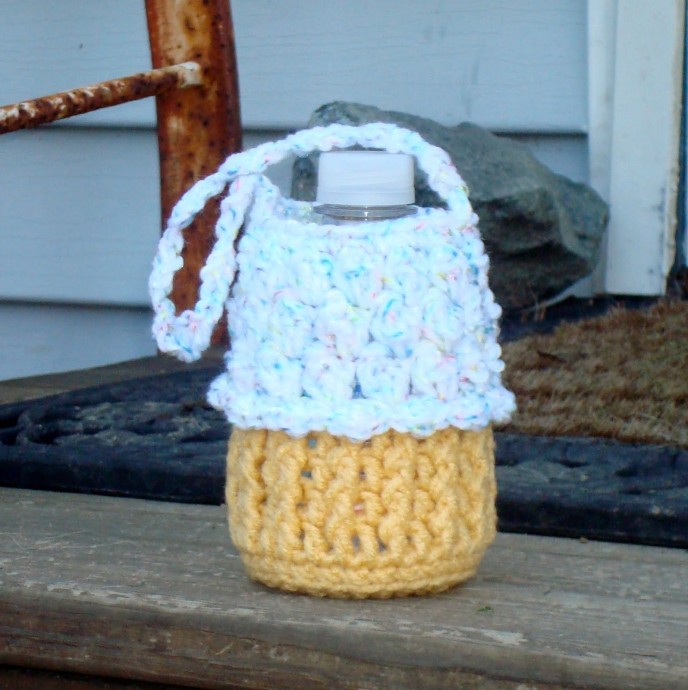 Create a Whimsical Cupcake-Themed Crochet Bottle Cozy for Stylish Insulation