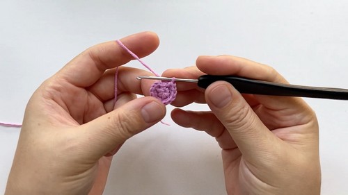 Craft Your Own Adorable Crochet Tulip Hair Tie for a Stylish Hair Accessory