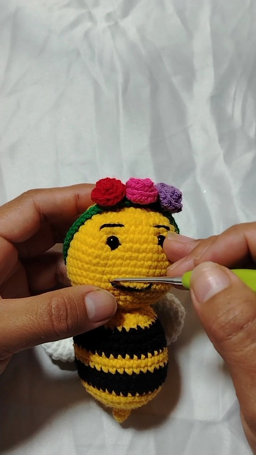 Create Your Own Crochet Bee Amigurumi: A Fun and Engaging Craft Project