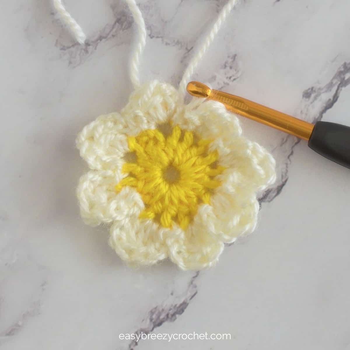Create Your Own Beautiful Crochet Daisy Granny Square with This Easy Pattern